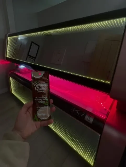 A K7S lay down sunbed glowing in a private room